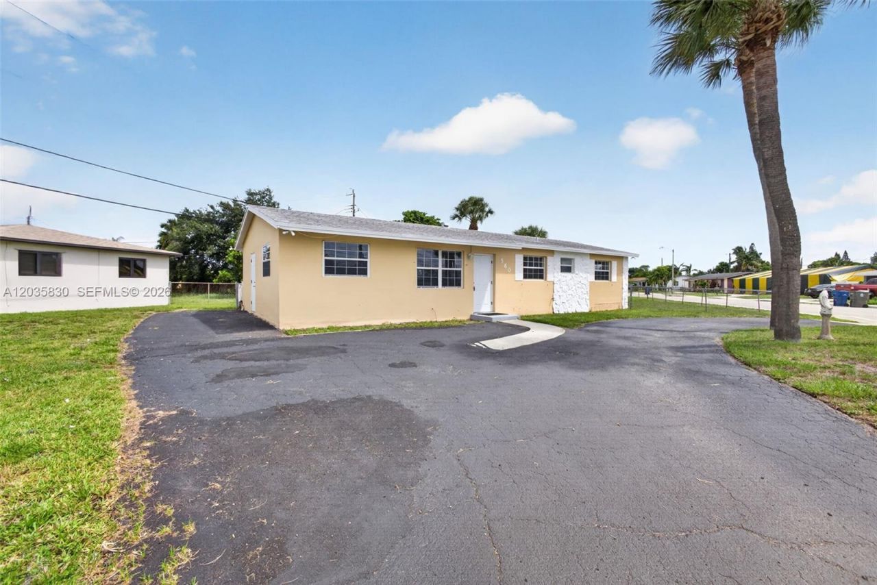 560 W 34th St , Riviera Beach, FL 33404 Photo