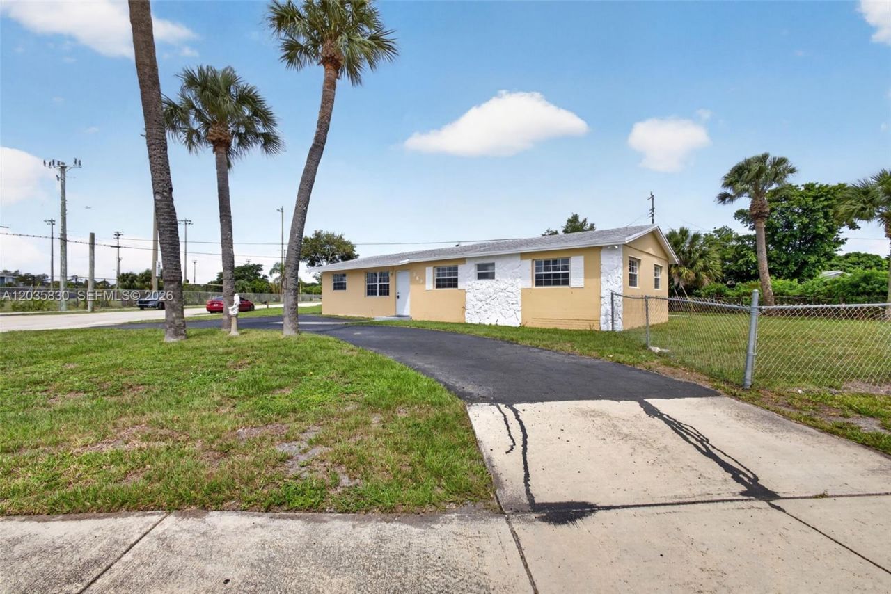 560 W 34th St , Riviera Beach, FL 33404 Photo