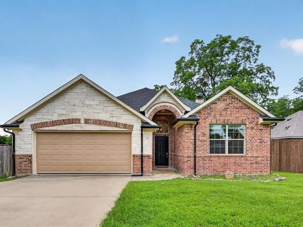 1004 E Main Street, Tioga, TX 76271