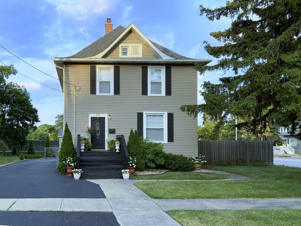 631 S Hale Street , Wheaton, IL 60187