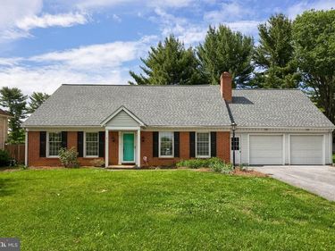 1816 BEVERLY DRIVE, LANCASTER, PA 17601