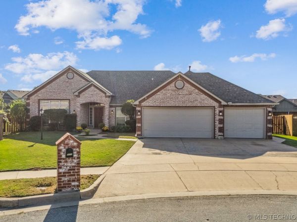 9608 N 100th East Avenue , Owasso, OK 74055