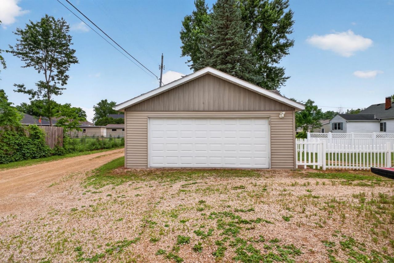 811 Broadway Avenue, Wabasha, MN 55981 Main Photo