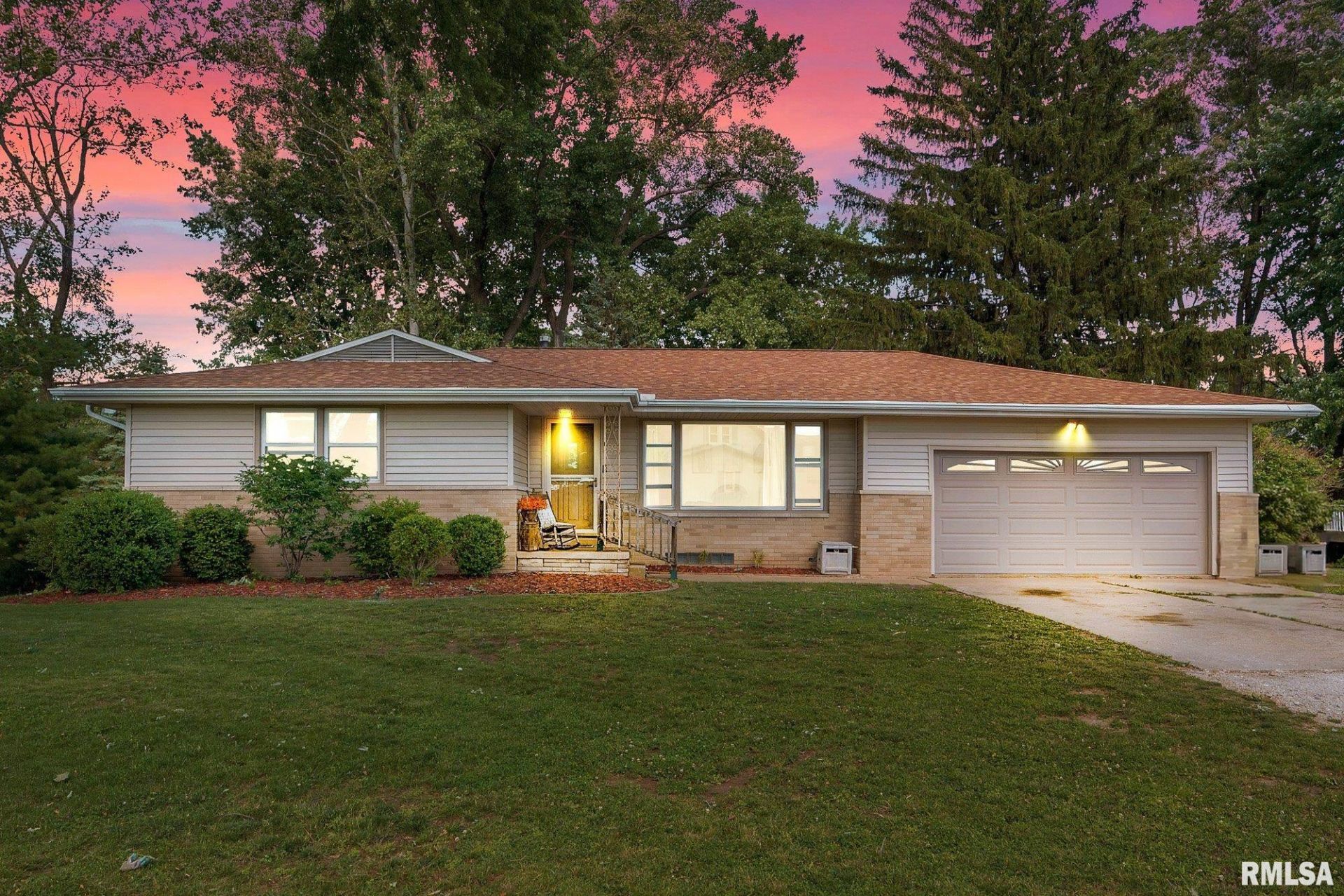 2116 S Delmar Court, Peoria, IL 61607 Main Photo