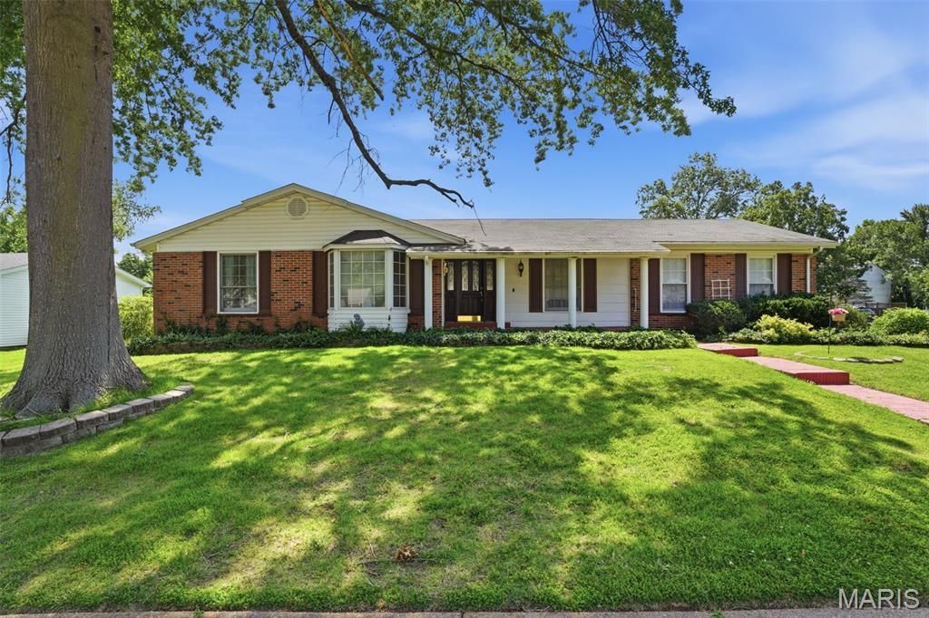 2900 Heatherton Drive, Florissant, MO 63033 Main Photo