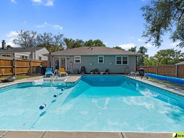 5210 Pine Street, Omaha, NE 68106
