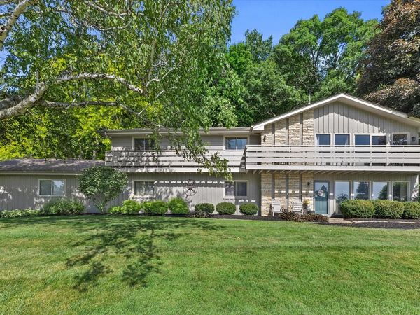 W290S2811 Carmarthen DRIVE, Waukesha, WI 53188