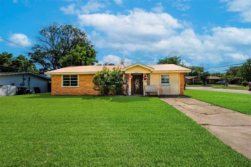 1809 Virginia Place, Cleburne, TX 76033 Main Photo