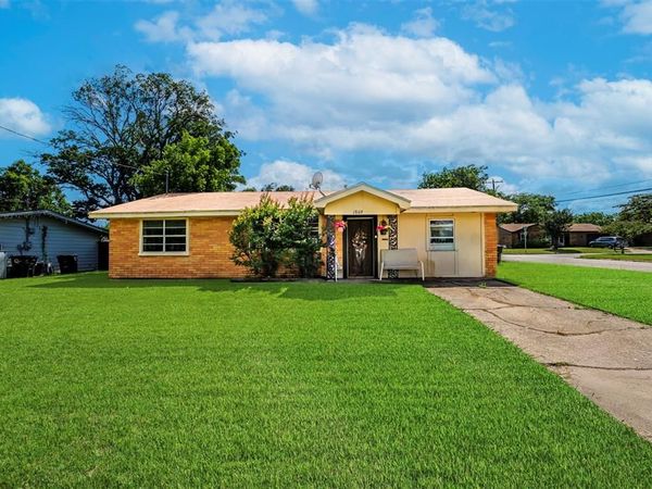 1809 Virginia Place, Cleburne, TX 76033
