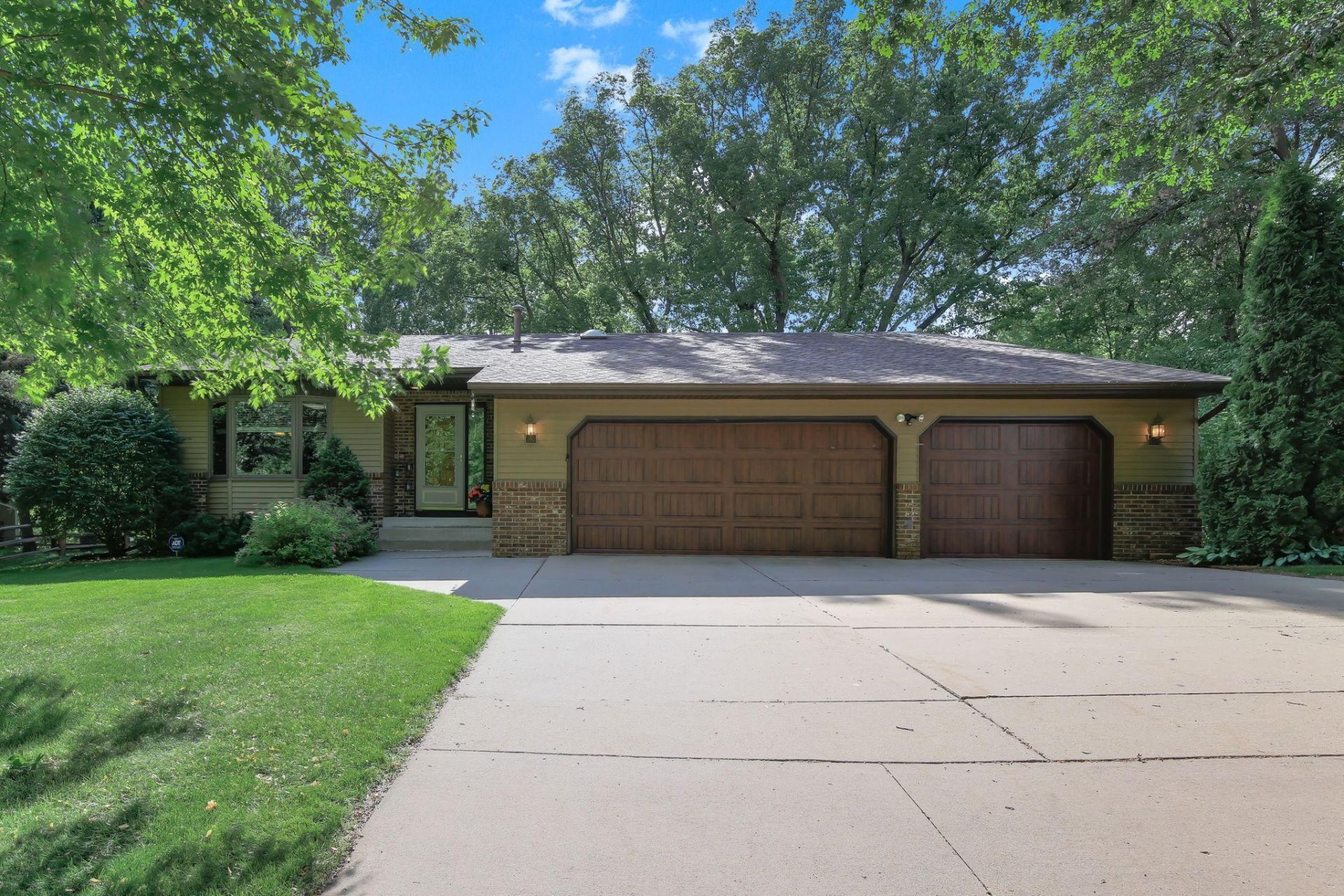 1935 Humboldt Avenue , West Saint Paul, MN 55118