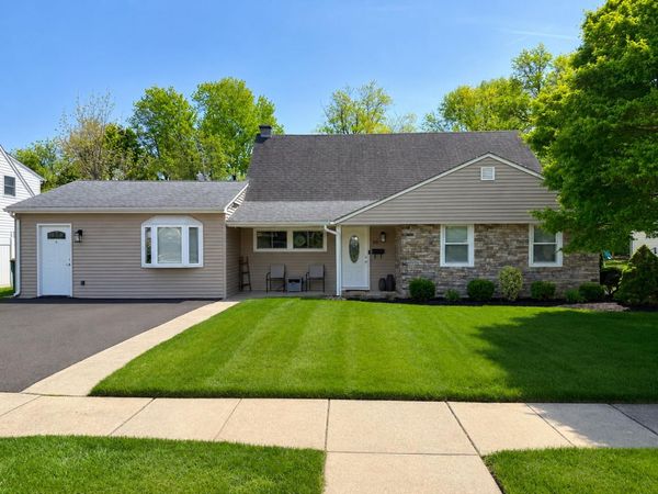 30 HOLLOW ROAD , LEVITTOWN, PA 19056