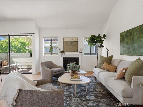 22133 Burbank Blvd #5 Avenue, Unit 5, Woodland Hills, CA 91367