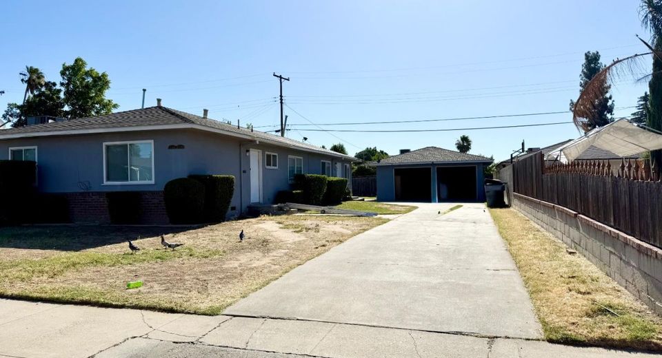 2104 Mayfair Dr, Fresno, CA 93703 Photo