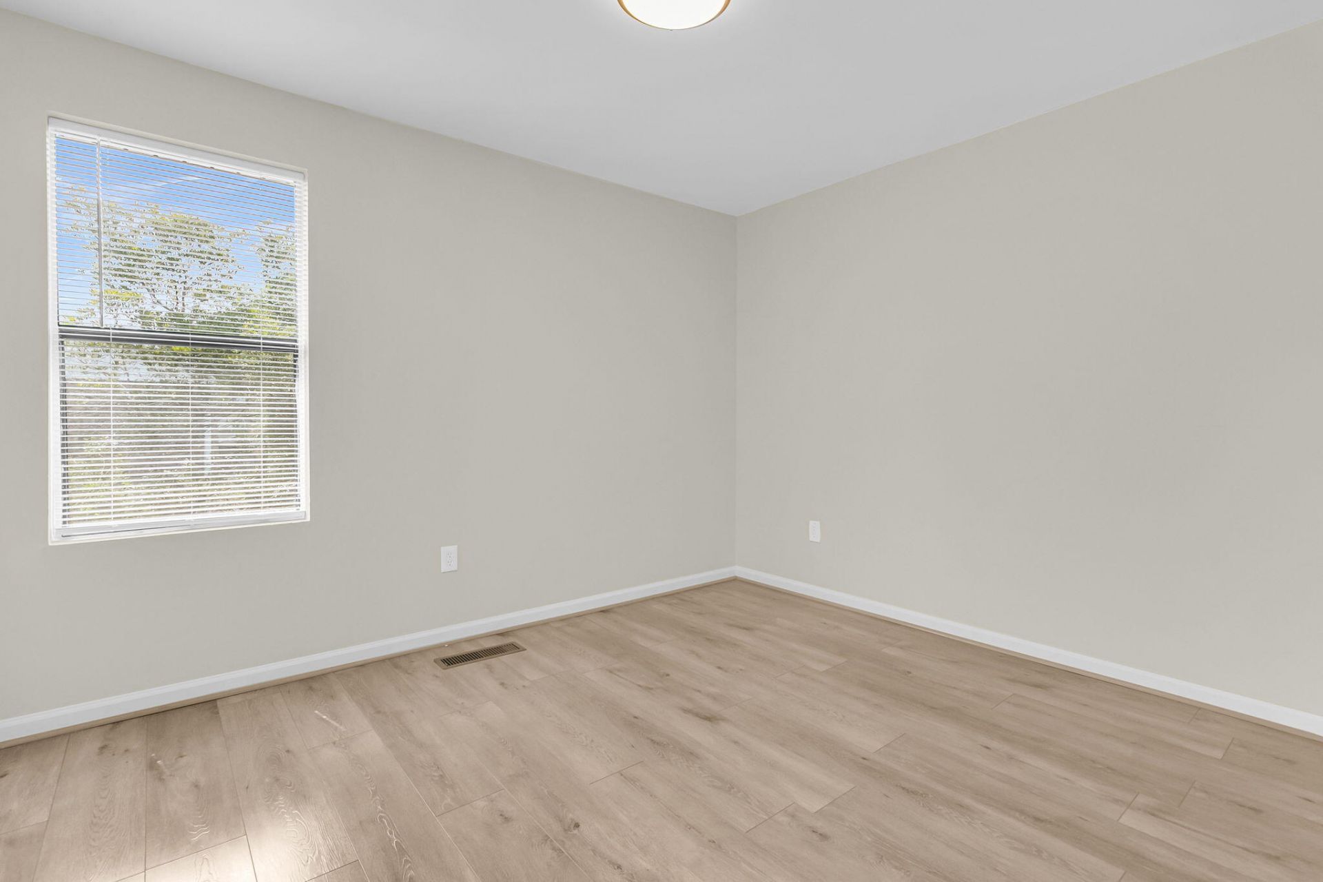 1925 Tropicana Road Photo 21