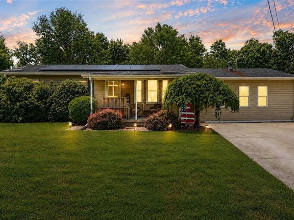 220 Oak Park Ln, New Castle, PA 16101