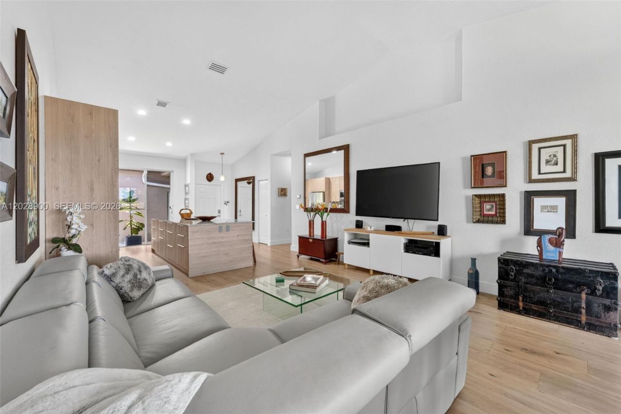 2411 SW Aragon Blvd , Unit 2, Sunrise, FL 33322 Photo