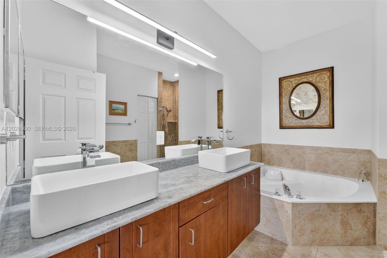 2411 SW Aragon Blvd , Unit 2, Sunrise, FL 33322 Photo
