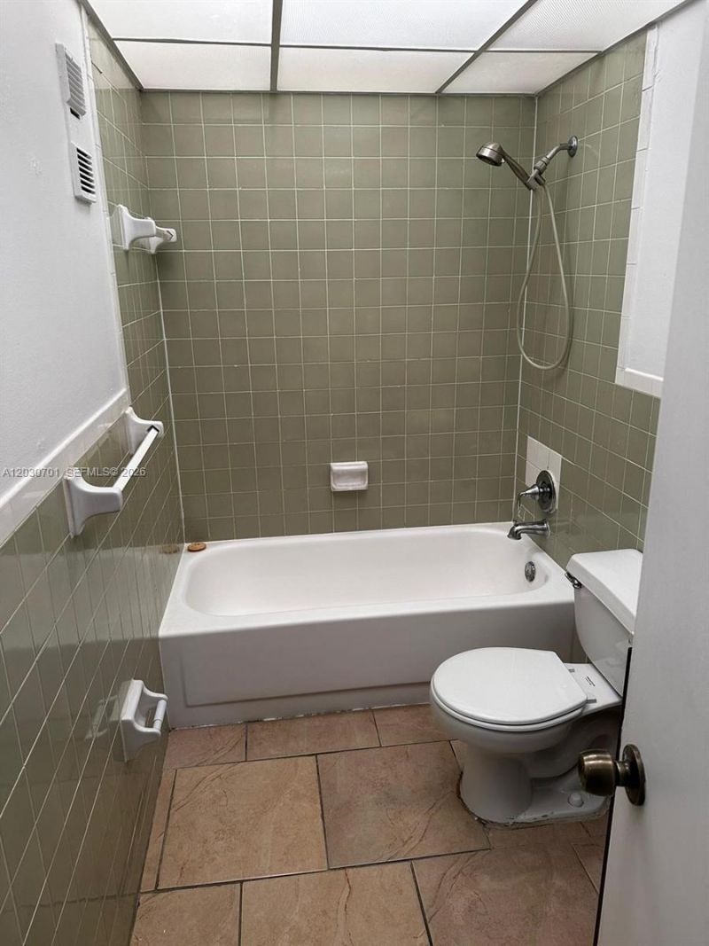 6950 Miami Gardens Dr, Unit 2-304, Hialeah, FL 33015 Photo