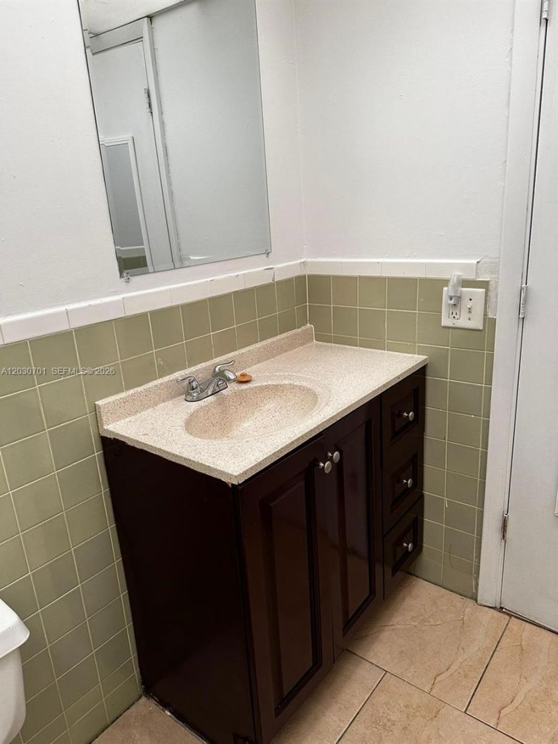6950 Miami Gardens Dr, Unit 2-304, Hialeah, FL 33015 Photo