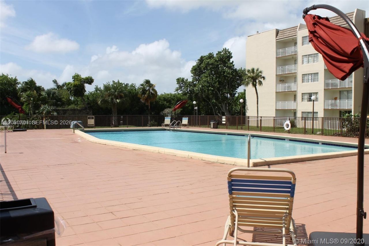6950 Miami Gardens Dr, Unit 2-304, Hialeah, FL 33015 Photo