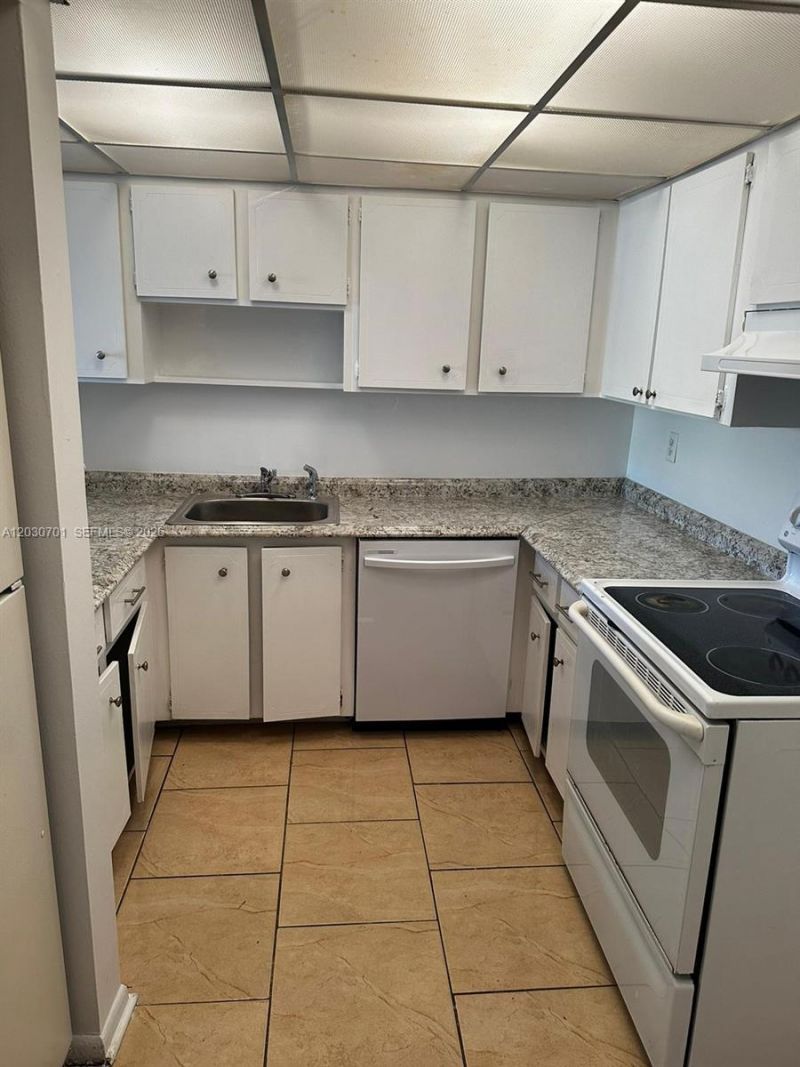 6950 Miami Gardens Dr, Unit 2-304, Hialeah, FL 33015 Photo