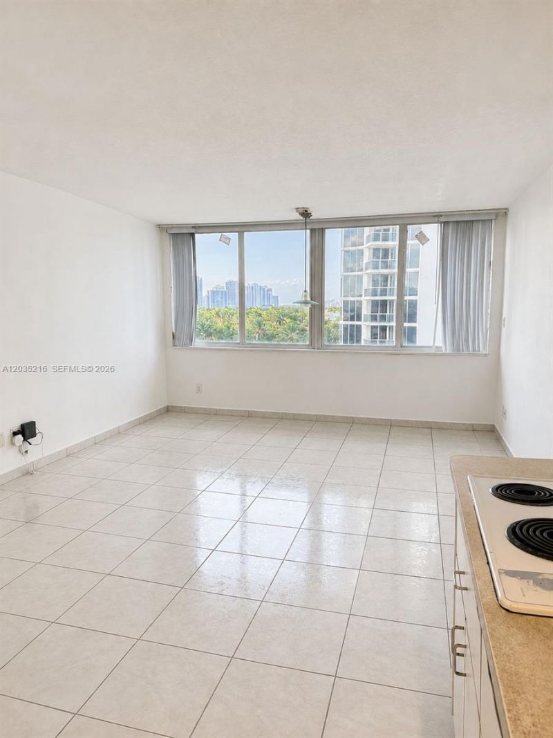 19201 Collins Ave, Unit 527, Sunny Isles Beach, FL 33160 Photo