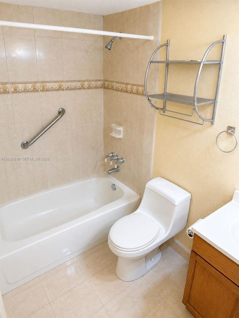 19201 Collins Ave, Unit 527, Sunny Isles Beach, FL 33160 Photo
