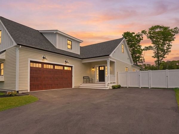 17 Josiah Path, Falmouth, MA 02540
