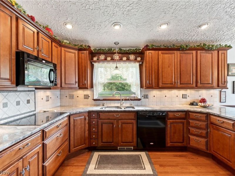 960 Karla Drive, Green, OH 44216 Photo 16