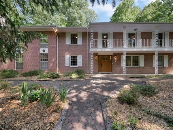 29 Brook Dr, Watchung, NJ 07069