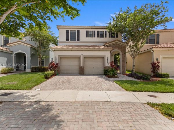 612 NE 193rd St , Miami, FL 33179