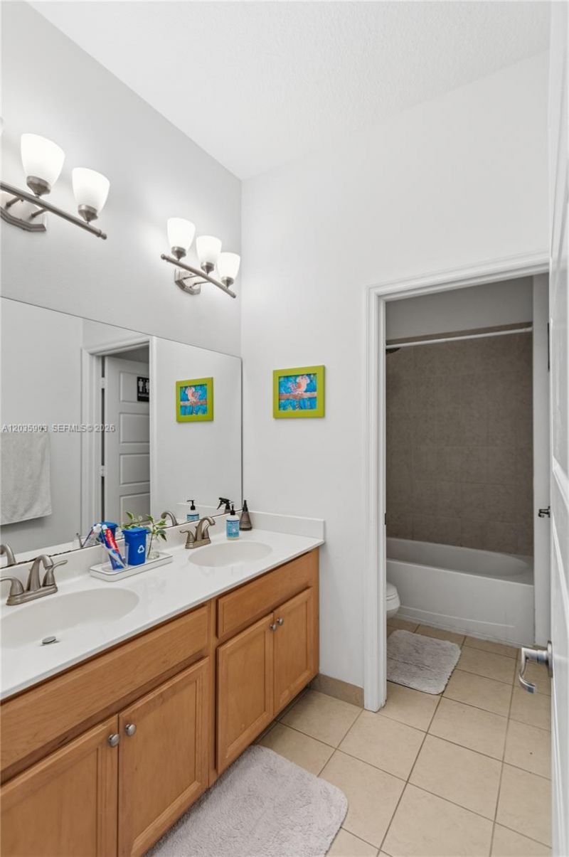 612 NE 193rd St , Miami, FL 33179 Photo
