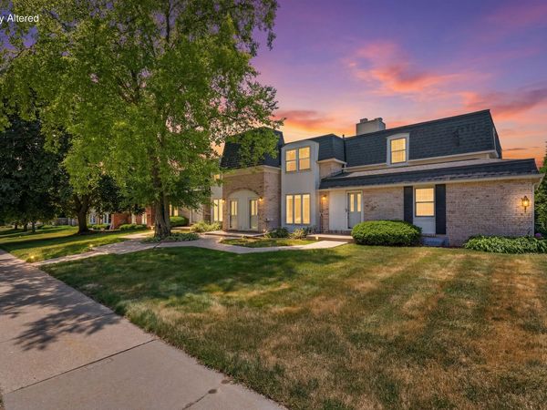 2005 Chateau Ct, Grafton, WI 53024