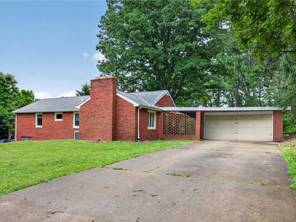 5 Seneca Dr, Finleyville, PA 15332