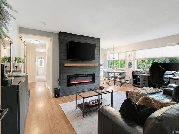426 Burnside Rd W, Saanich, BC V3N 1H1