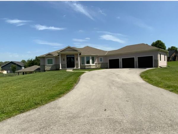 18144 Evans Road, Tonganoxie, KS 66086