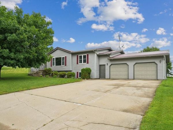 672 9th St. NW, Dyersville, IA 52040
