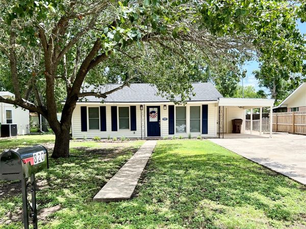 820 W Live Oak ST, Lockhart, TX 78644
