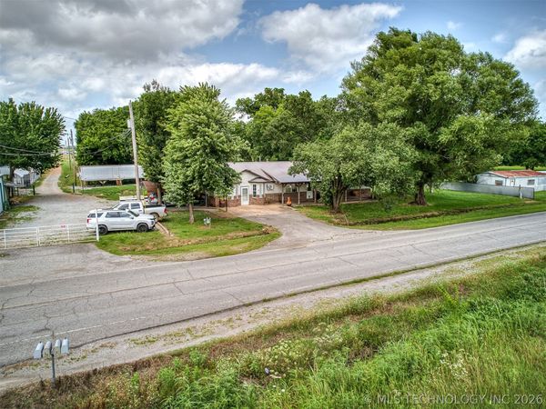 611 W Joe Koelsch Drive , Locust Grove, OK 74352