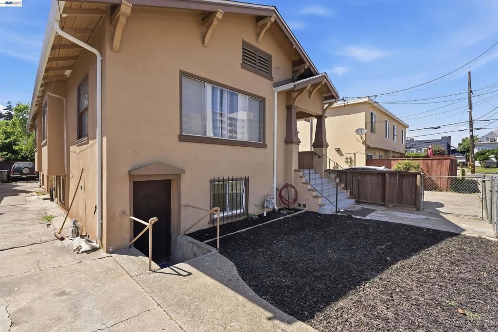 2049 Rutherford St, Oakland, CA 94601 Main Photo