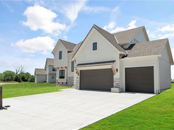 2008 NE Bluestone Drive, Lee's Summit, MO 64064