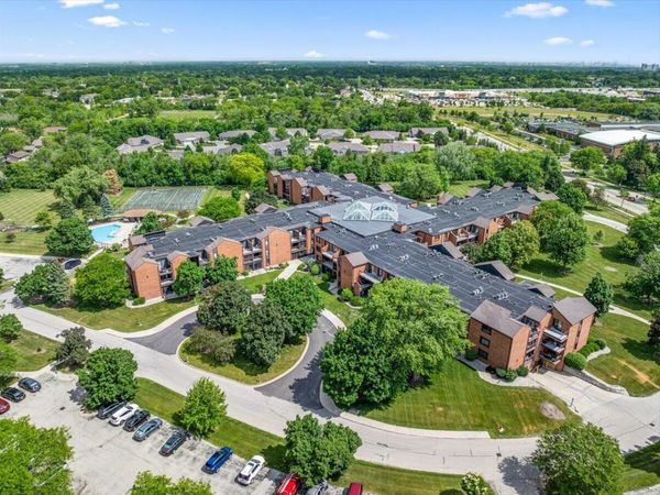 6100 W Stonehedge Dr, Unit 323, Greenfield, WI 53220