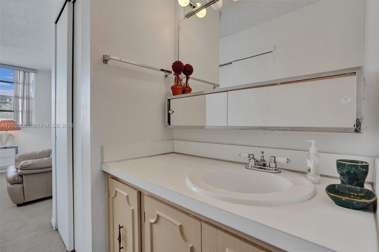 3113 S Ocean Dr , Unit 803, Hallandale Beach, FL 33009 Photo