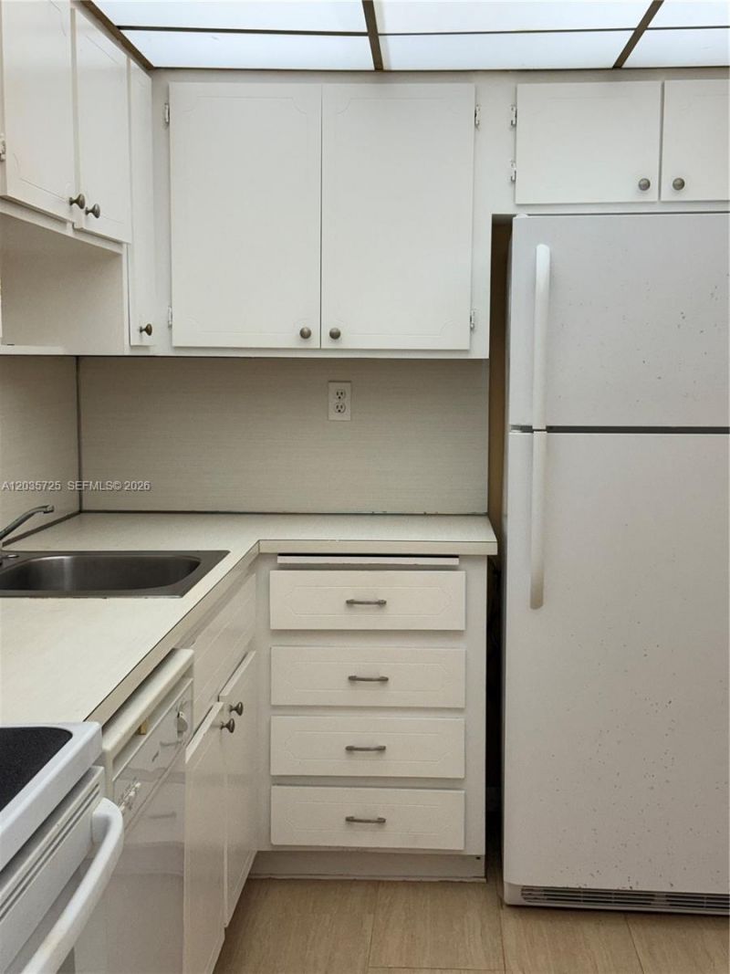 121 Golden Isles Dr, Unit 904, Hallandale Beach, FL 33009 Photo