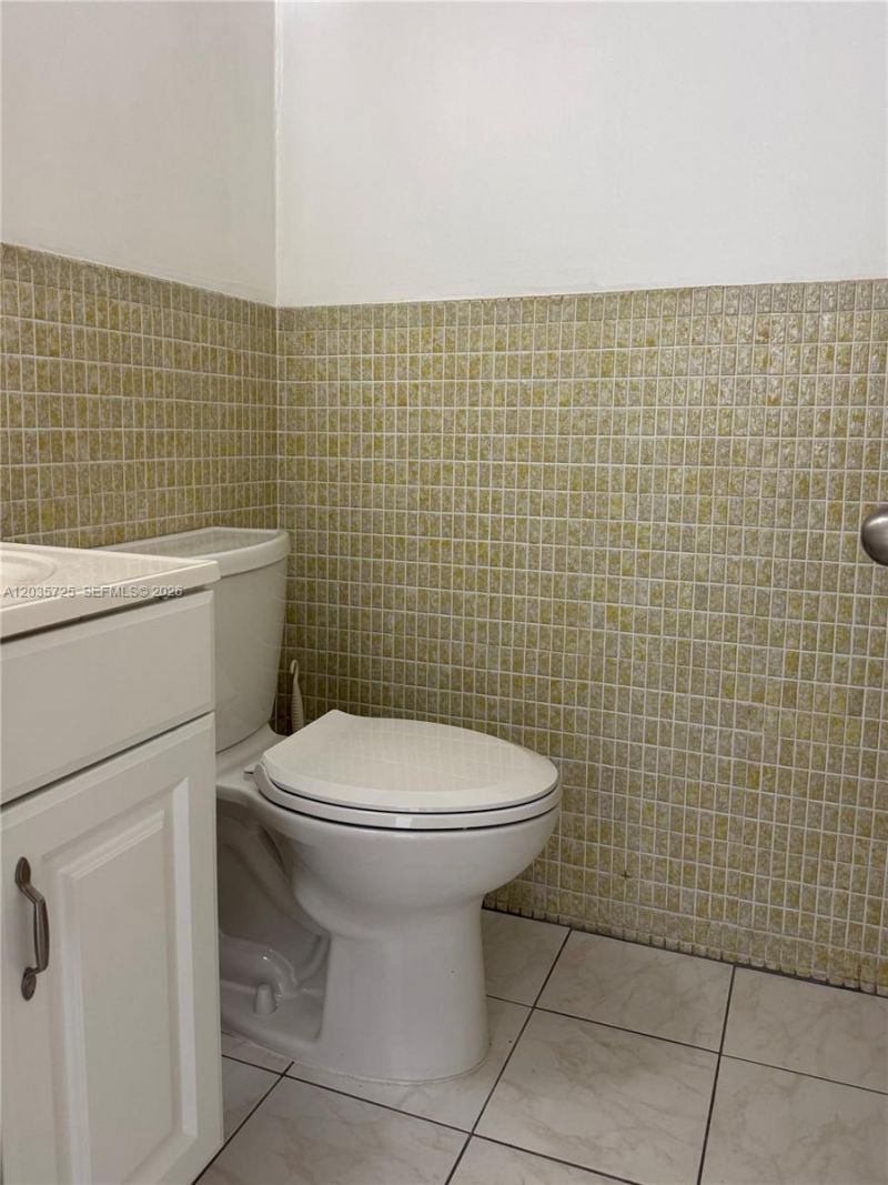 121 Golden Isles Dr, Unit 904, Hallandale Beach, FL 33009 Photo