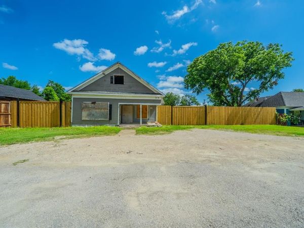 122 W Grand Prairie Road , Grand Prairie, TX 75051