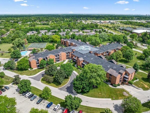 6100 W Stonehedge DRIVE, Unit 323, Greenfield, WI 53220