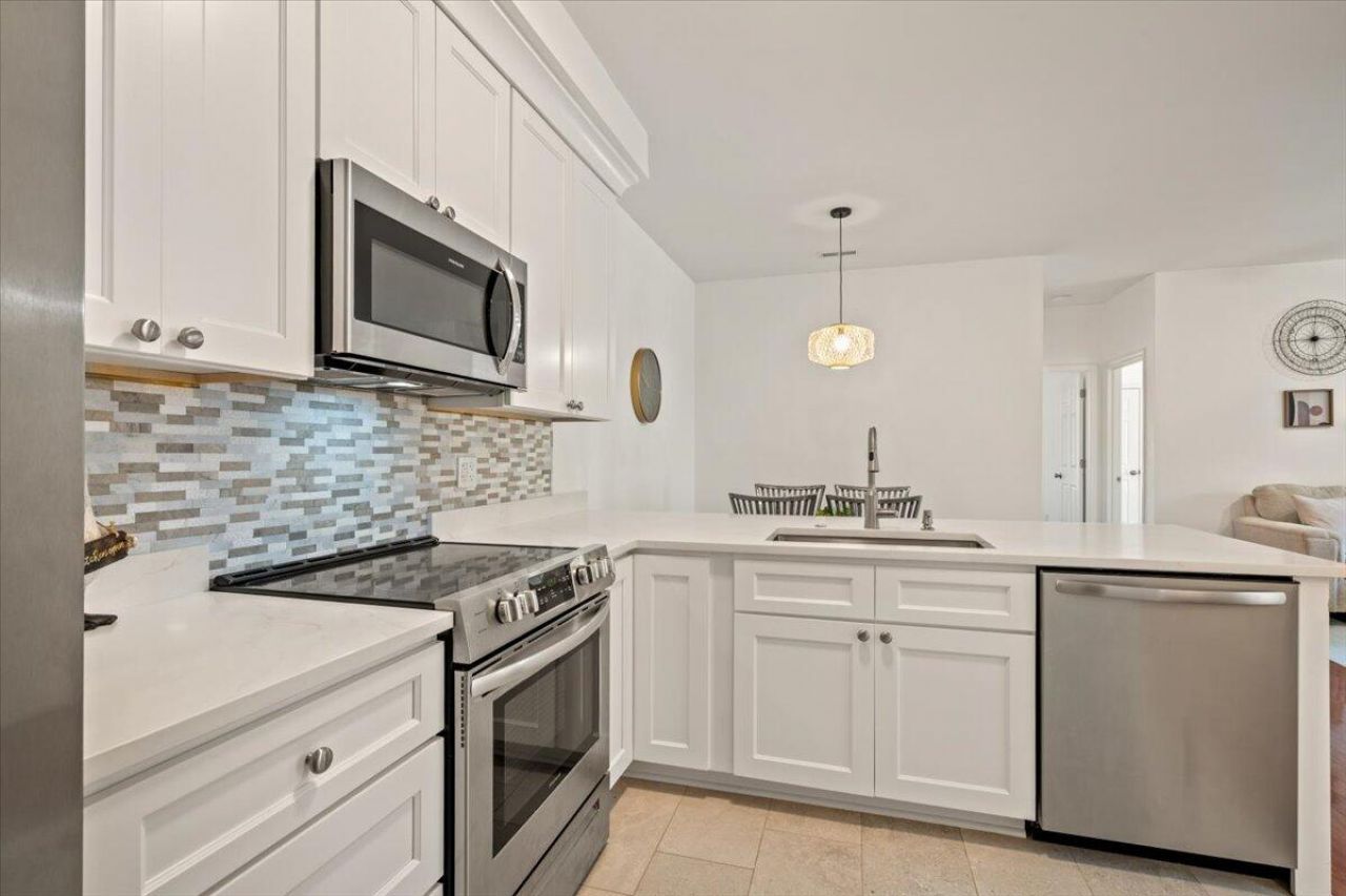 1600 Long Grove Drive Photo 10