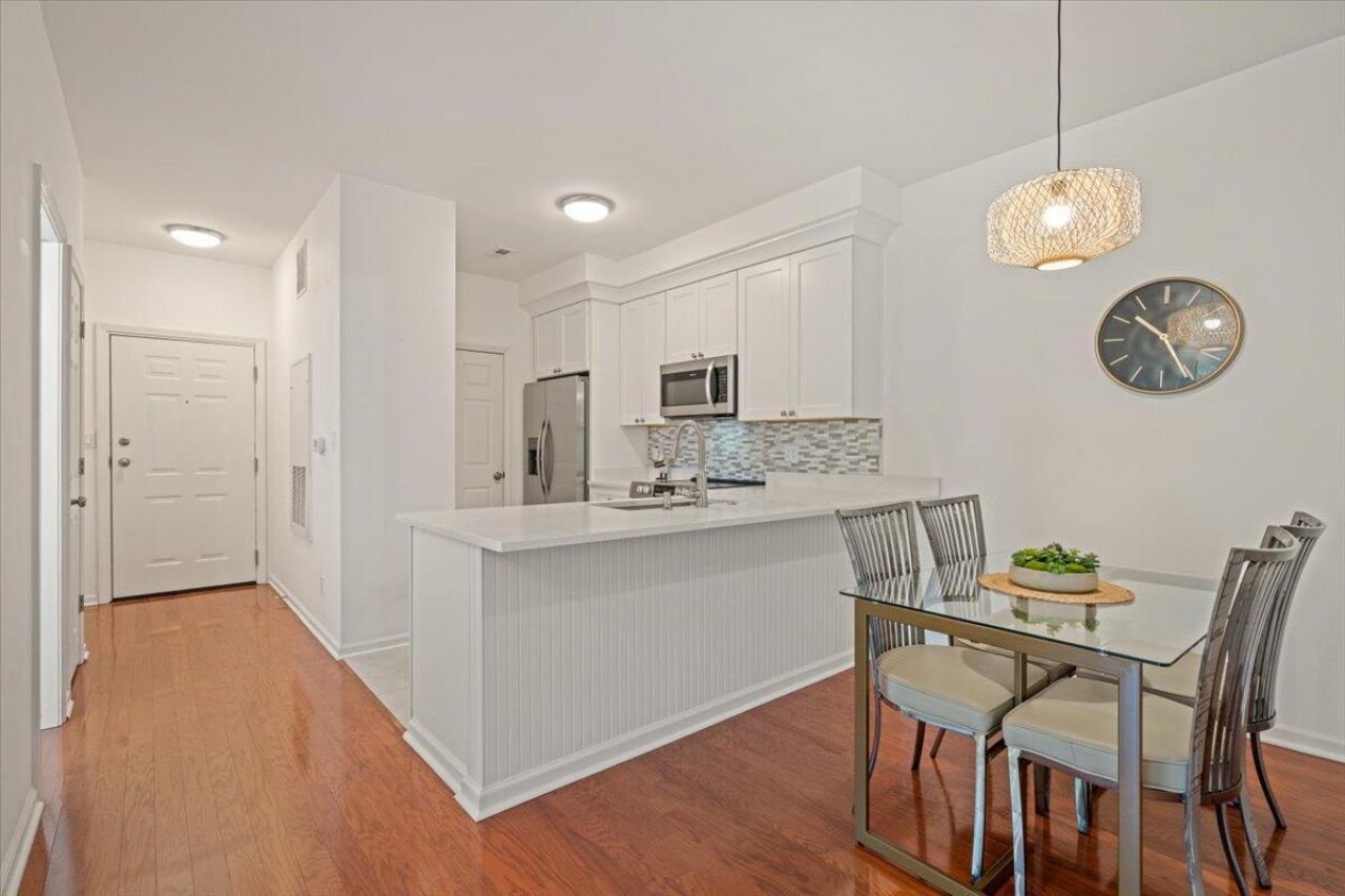 1600 Long Grove Drive Photo 13