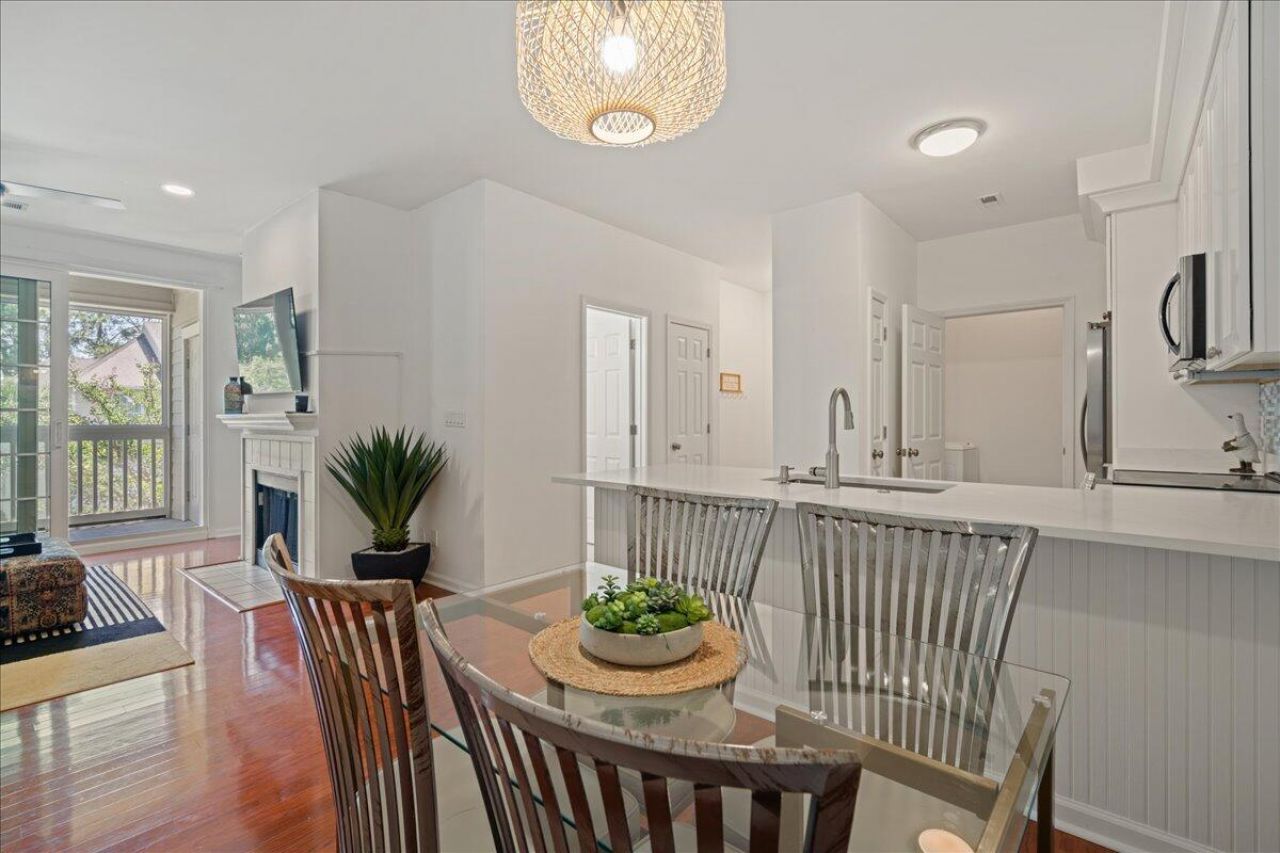 1600 Long Grove Drive Photo 14